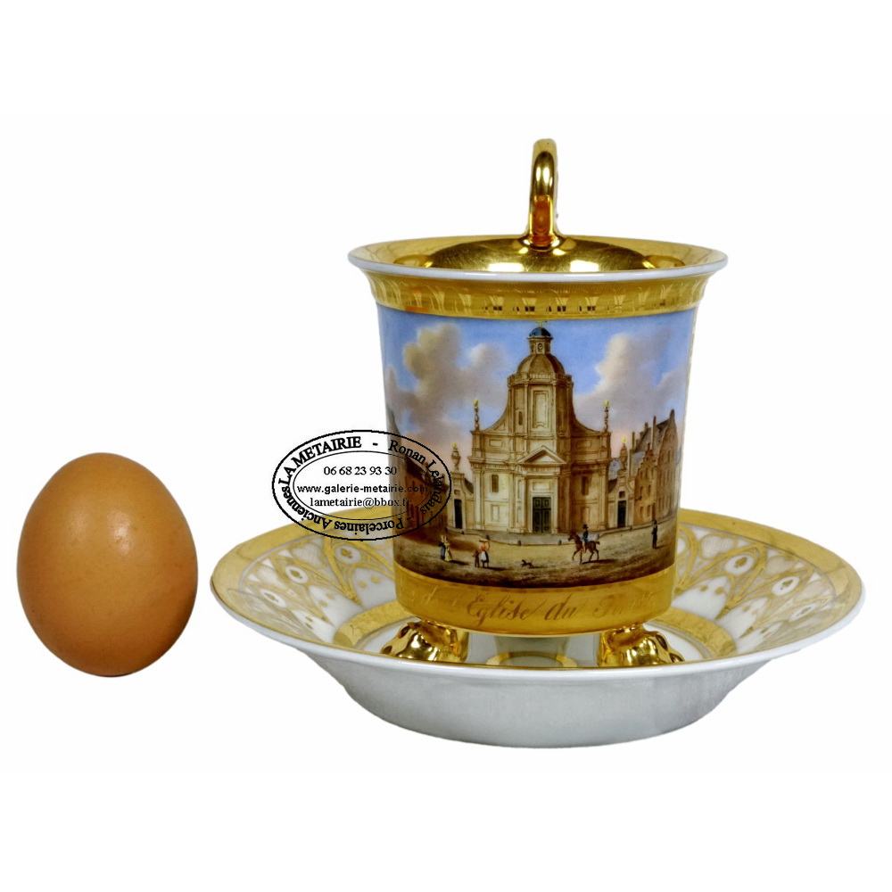 BRUXELLES - Attribuée à FABER - Grande TASSE à CHOCOLAT tripode et sa SOUCOUPE - Ep. DÉBUT XIXe