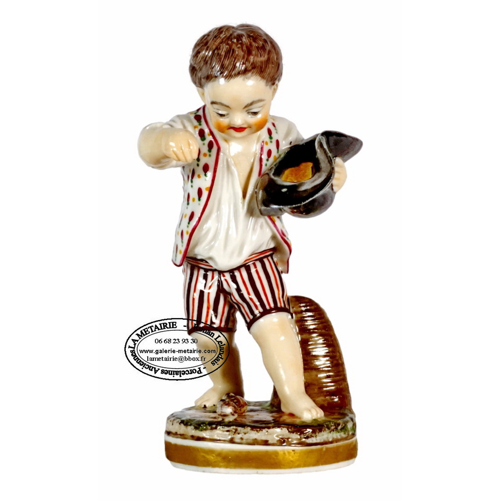 STATUETTE "ENFANT NOURRISSANT LES OISEAUX" - porcelaine de  NIDERVILLER