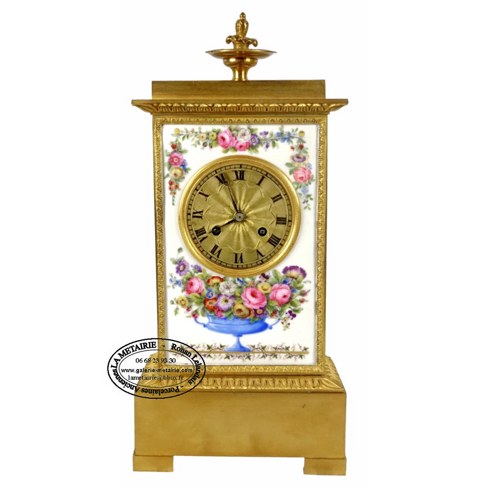 FRANCE - PARIS - Manufacture INDÉTERMINÉE - RARE PENDULE BORNE en bronze et plaques en porcelaine  - Ep. DEBUT XIXe